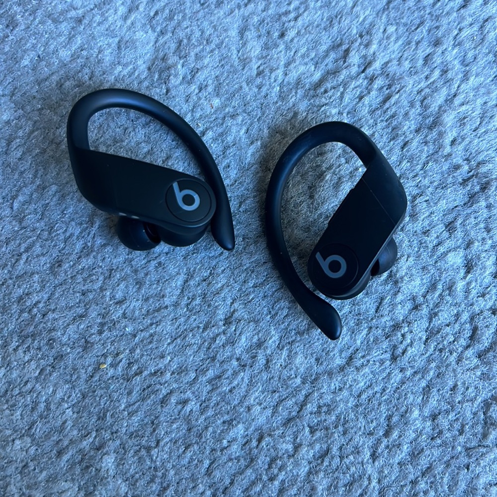 Black Beats PowerBeats Pro